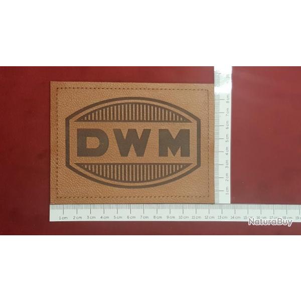 Etiquette en cuir logo DWM avec contour cousu