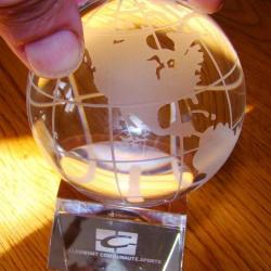 MAGNIFIQUE MAPPEMONDE MOBILE EN CRISTAL- OBJET TRES LOURD SUR SOCLE CREUSé- TOURNE SUR ELLE MÊME-