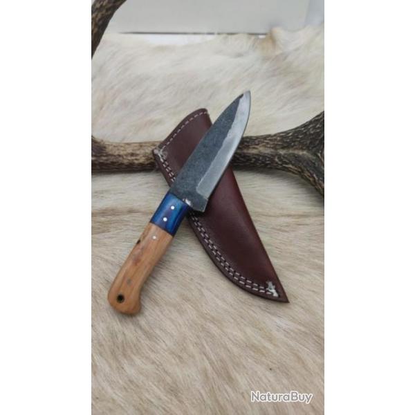 **Couteau de chasse type mdival lame en brute de forge manche en bois olivier, full tang ref b104