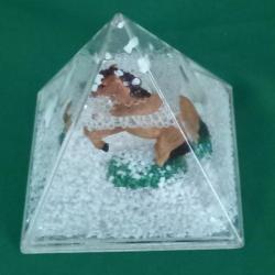 pyramide à neige  /  porte stylos  " CHEVAL  CABRE "