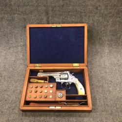 Smith & Wesson DA 44 Russian gravé, en coffret avec accessoires