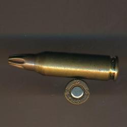 (10984) UNE CARTOUCHE militaire  calibre 4,6x30 HK fab. GB  A BLANC  FEUILLETTE de 2000