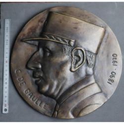 Grand médaillon du Général de Gaulle en bronze (ou cuivre) numéroté 10/40 Très belle plaque médaille