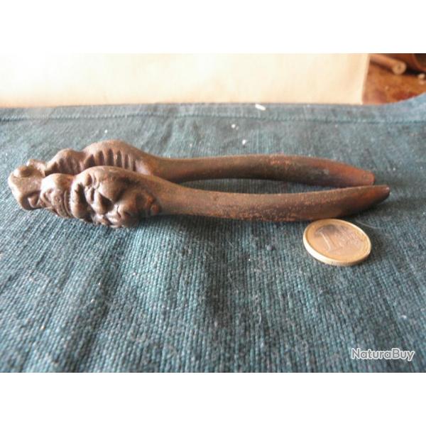 antique casse-noisette tete du lion en fonte