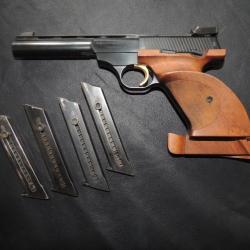 Pistolet de match Browning Buck Mark calibre 22 LR en très bon état avec mallette et 4 chargeurs