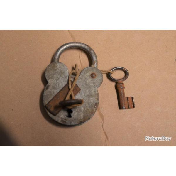 Un ANCIEN CADENAS