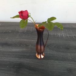Petit vase en cuivre décoratif