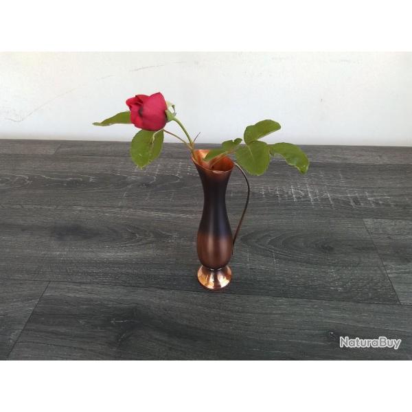 Petit vase en cuivre dcoratif