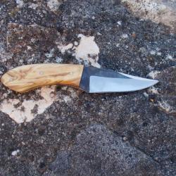 Couteau artisanal Le Garenne® brut de forge acier XC75 lame 11cm manche en olivier