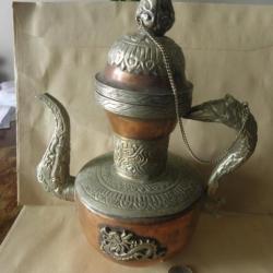 UNE RARE ANCIENNE EN CUIVRE ET MÉTAL BLANC, THÉIÈRE RELIGIEUSE TIBÉTAINE 'NEPAL DRAGON'