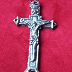Croix du Christ joliment travaillée à montée en pendentif