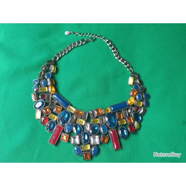 joli collier " MULTICOULEUR "  zara