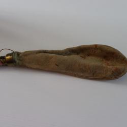 ancienne poche en cuir à poudre embouchure laiton dans l'état L 23 cm