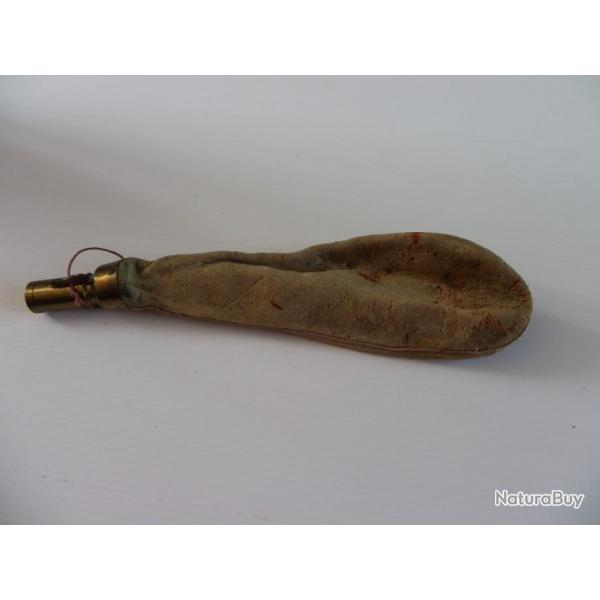 ancienne poche en cuir  poudre embouchure laiton dans l'tat L 23 cm