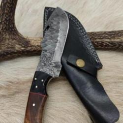Couteau de chasse skinner, lame silex en acier damas 256 couches manche en bois olivier,  ref D11