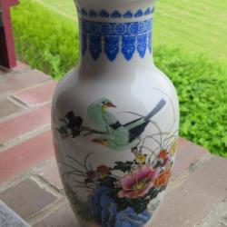 Magnifique vase en porcelaine à décor de fleurs et oiseaux (XXéme)