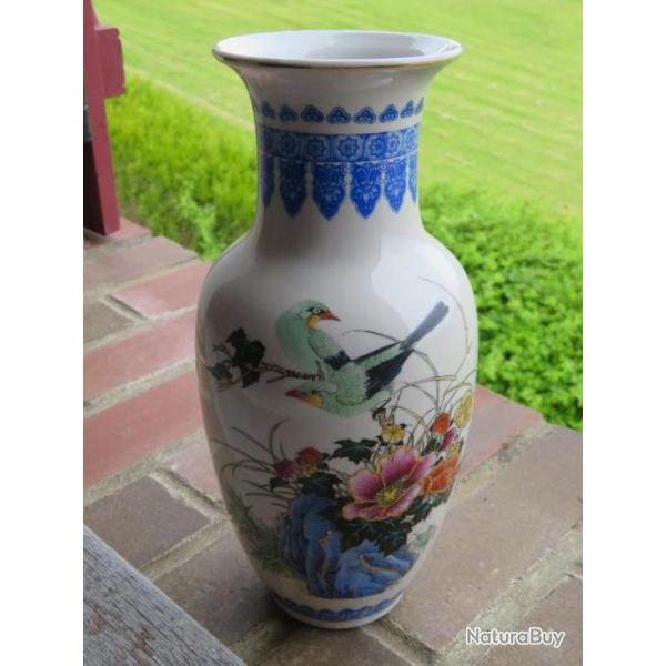 Magnifique vase en porcelaine  dcor de fleurs et oiseaux (XXme)
