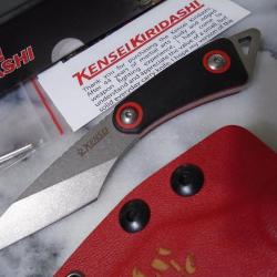Couteau de Cou Kensei Kiridashi Lame Acier 3Cr13 Manche Black/Red G10 Etui Kydex KE010