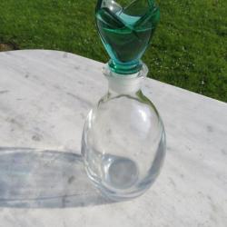 Belle carafe en verre avec bouchon d'origine couleur verte