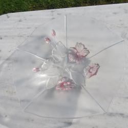 Grand plat en verre à décor de fleurs en relief et en couleur - (Vintage des années 1970-80)