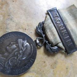 Médaille coloniale en argent avec barrette à clapet TONKIN. Bien poinçonnée. authentique ,ruban idem