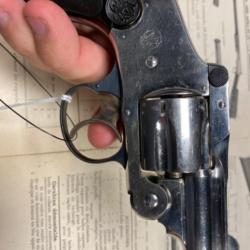 Revolver  hamerless smith and wesson snubnose 38