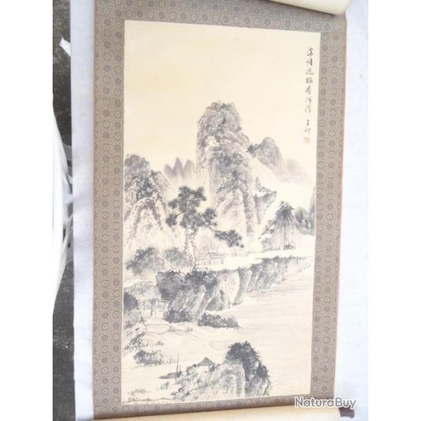 165) estampe Japonaise   en rouleau. Peinture sur papier = maisons montagnes