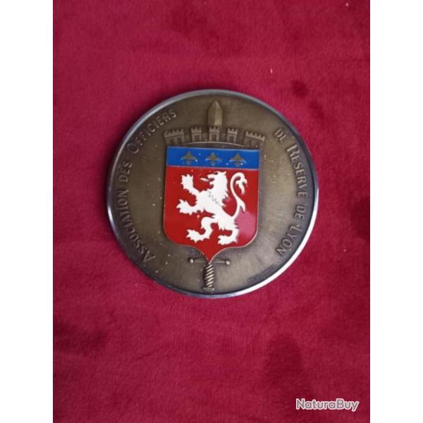 mdaille en bronze     Association des  " officiers de rserve de LYON "   le blason est en mail