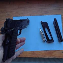 Pistolet colt 45 CQBP sous licence trademark of colts, co2 billes d'aciers 4.5mm avec 2 chargeurs.