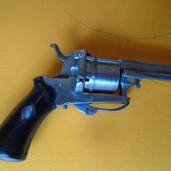 un Petit revolver à broche cal. 5 mm , barillet  6 cps, avec étui, TBE