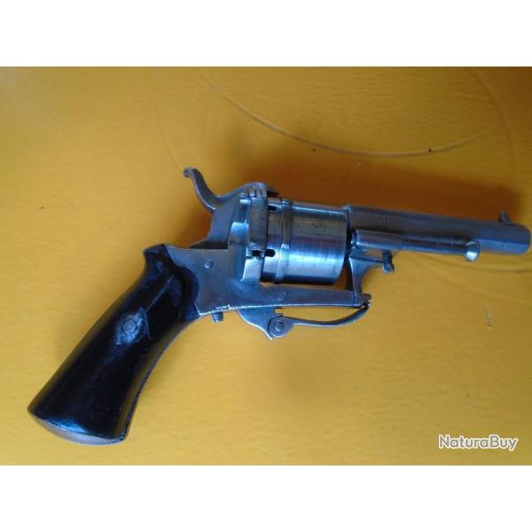 un Petit revolver  broche cal. 5 mm , barillet  6 cps, avec tui, TBE