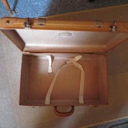 Ancienne valise en carton de couleur marron avec anse cuir - vintage des année 1950-60