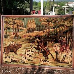 Tapisserie en velours figurant une scène de chasse au sanglier dans un cadre bois 116 x 165 cm