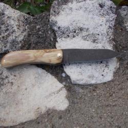 Le Garenne® Couteau artisanal pliant à friction lame XC75 "black acid stone wash" manche en olivier