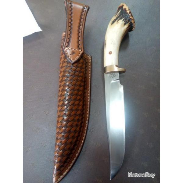 Couteau forg  par Daniel vally manche en bois de cerf amricain etui en cuir sur coque bois