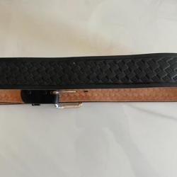Très belle ceinture en cuir noir avec relief made in USA en très bon état