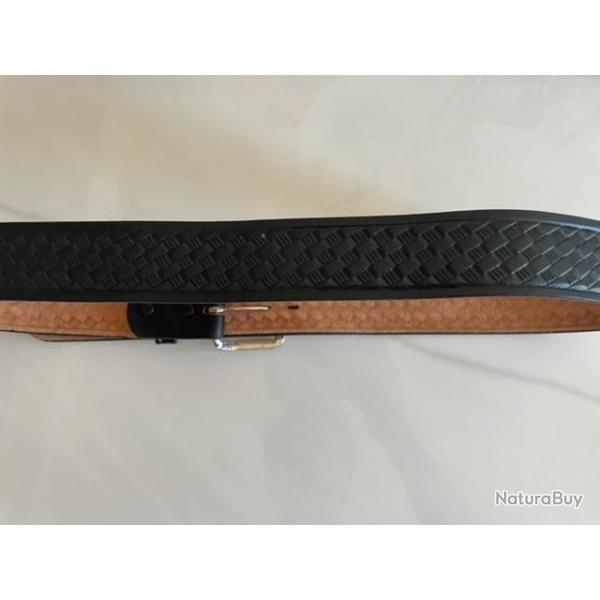 Trs belle ceinture en cuir noir avec relief made in USA en trs bon tat