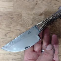 couteau  forgé en acier carbone manche en chevreuil