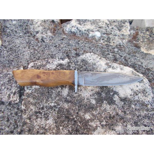 Couteau de chasse artisanal Le Garenne lame damas 135 couches acier carbone + nickel manche noyer