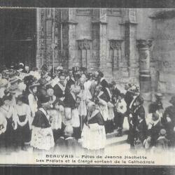 beauvais fêtes de jeanne hachette les prélats et le clergé sortent de la cathédrale cpa 1910