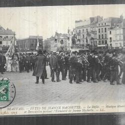 beauvais fêtes de jeanne hachette le défilé musique municipale et demoiselle portant l'éten cpa 1909