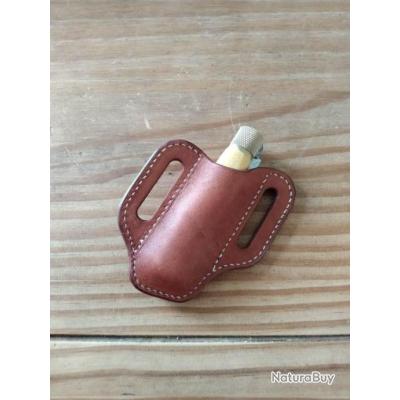 Etui en cuir retourné épais , pour couteau pliant . - Etuis, fourreaux