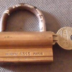 ancien cadenas Vachette 1313 Paris, avec une clé