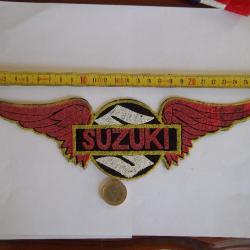 écusson tissu neuf ! " SUZUKI " L. 28 cms blouson moto