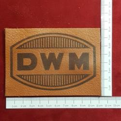 Etiquette en cuir logo DWM