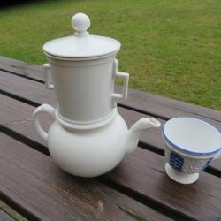 Vintage - Ancienne cafetière en faïence avec tasse - BAYEUX - FRANCE (Vers 1970)