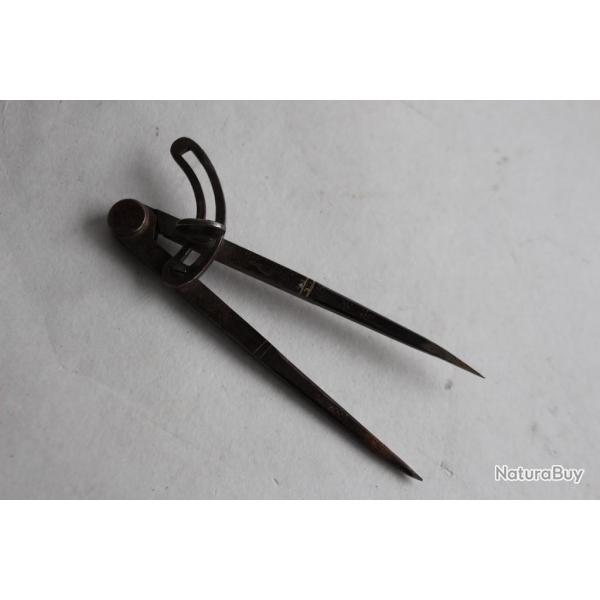 Ancien compas  secteur outil Art populaire