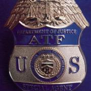 Accessoires de vêtements personnalisés de Souvenirs officier sergent  détective de métal de la sécurité de l'identité de l'épinglette de la Police  militaire de portefeuille d'un insigne porte-badge de Police en cuir 