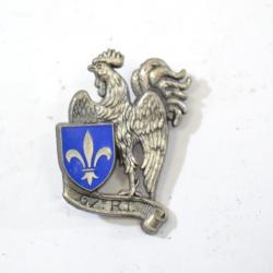 Insigne 67e Régiment d'Infanterie, écu bleu foncé, Delsart  épingle sertie H551