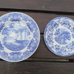 VINTAGE - Lot de deux assiettes décorative en porcelaine bleu a décor champêtre et de bord de mer